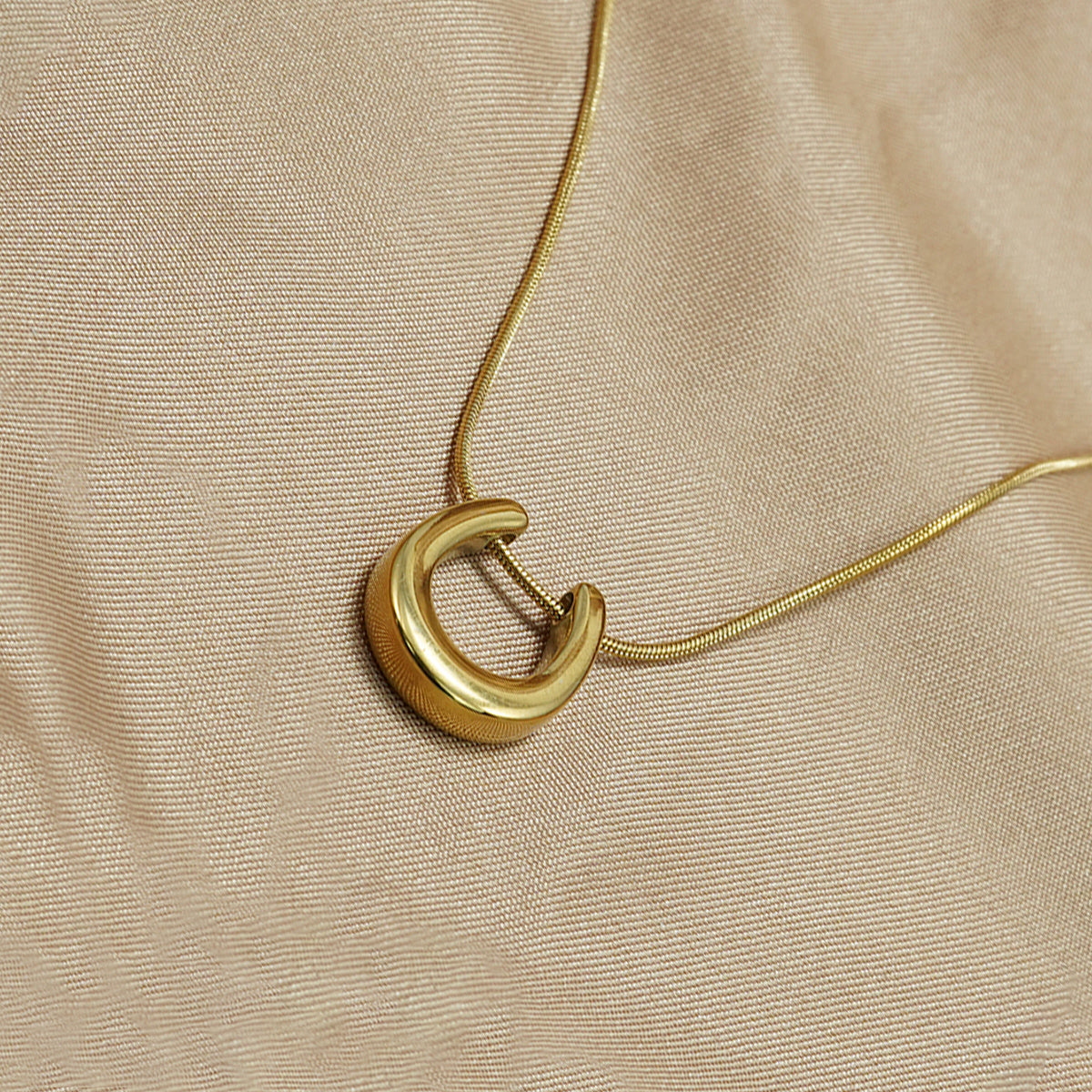 Lxalry 18K Gold Plated Stainless Steel Necklace Modern Minimalist Hypoallergenic Jewelry Tarnish Free Skin Safe Gift For Women Wife Mom Everyday Special Occasion Luxury